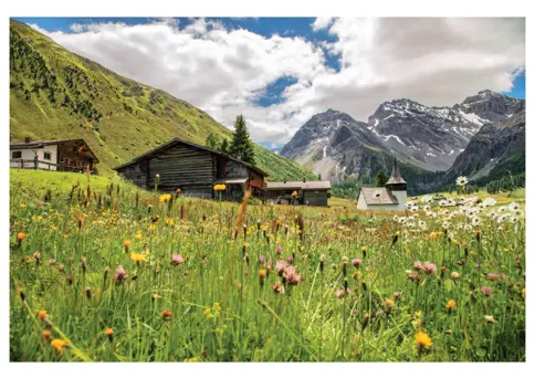 Sertig Sommer Stall Kirche Blumen Berge Wiese (C)Andreabadrutt Komprimiert (1)