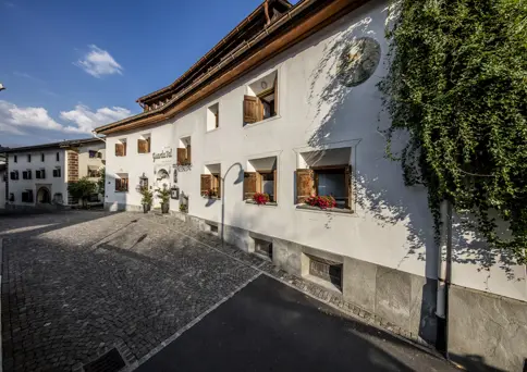 Guardaval Aussen Im Sommer