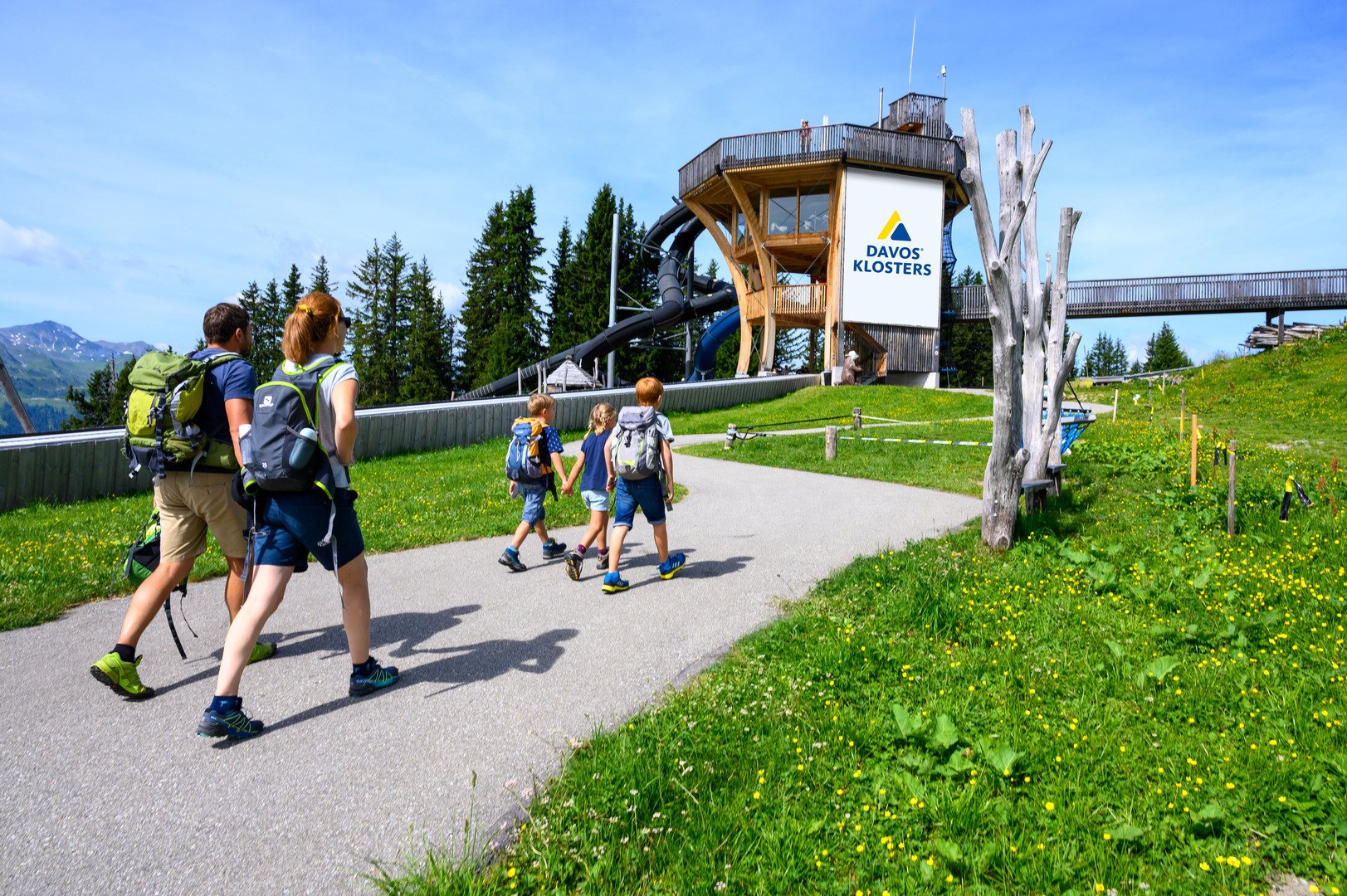 Madrisaland Sommer Familie 2019 Wandern Bergwärts Aussichtsturm Turm Rucksack (C)Patrickcavelti (16)